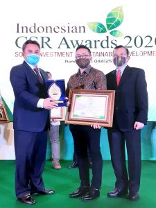 Dindin Makinudin Terima Penghargaan