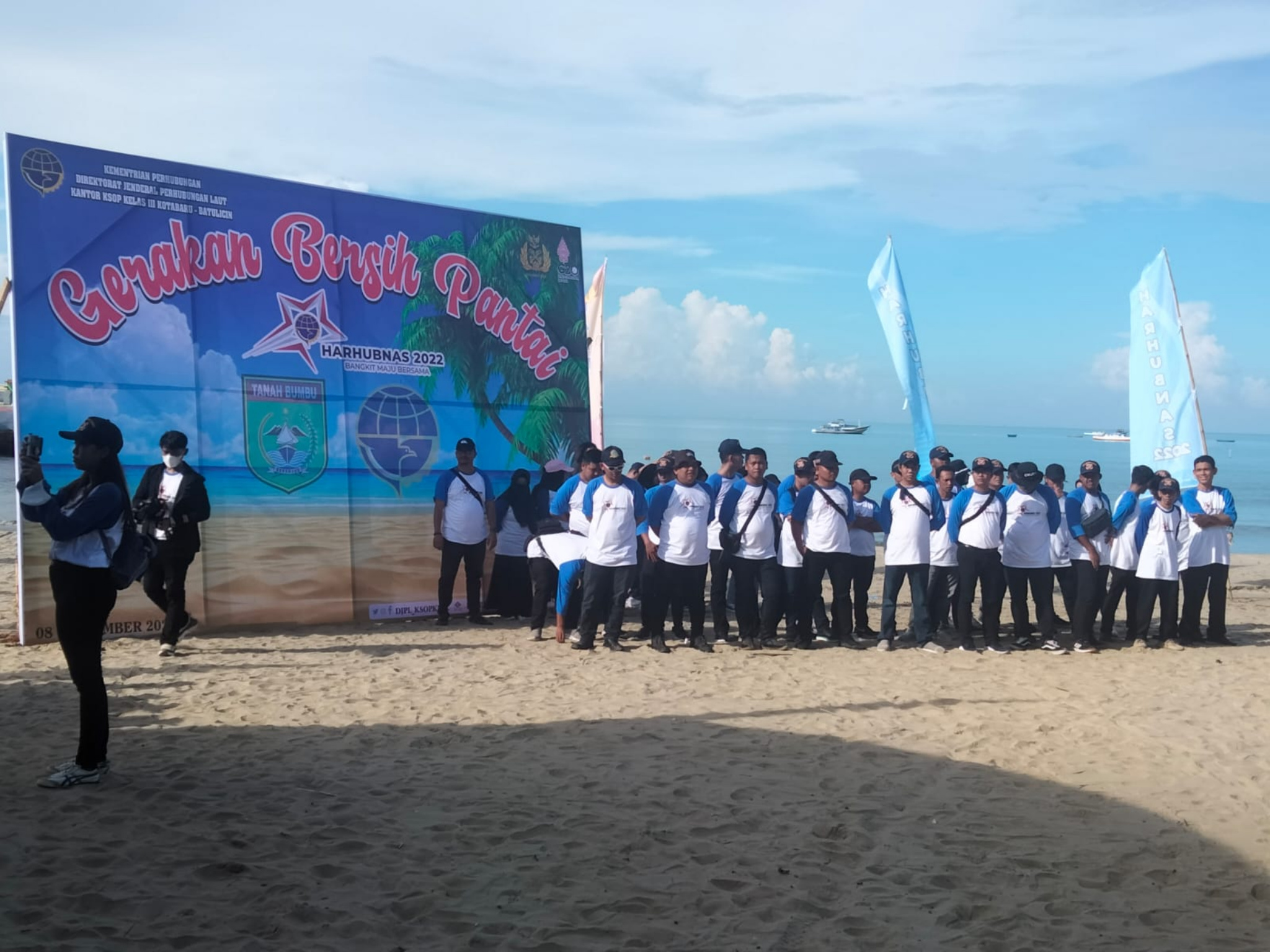 (Apri) Gerakan Bersih Pantai Bersama Peringati Harhubnas