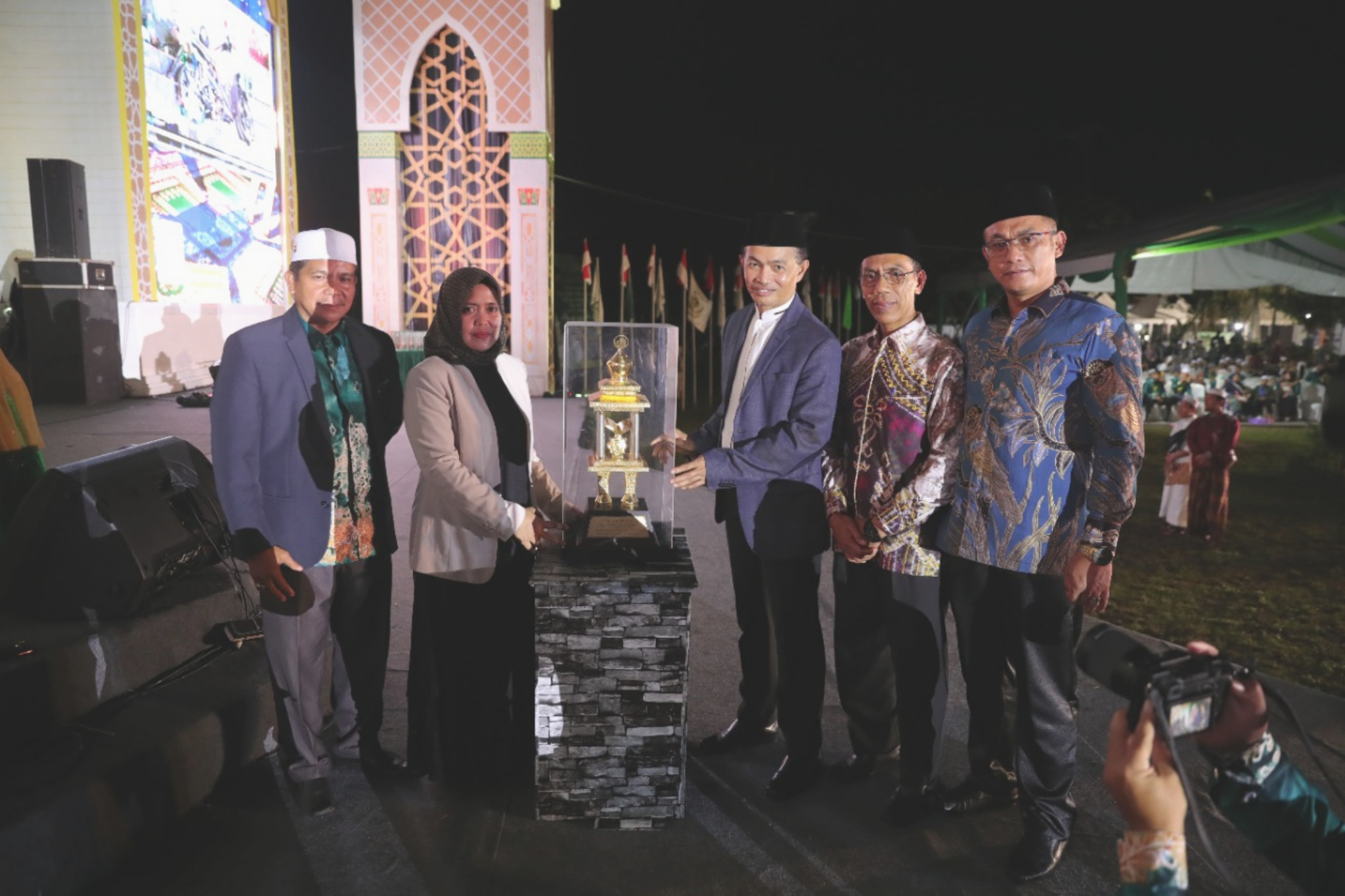 (Kominfo) Ketua Umum LPTQ Tanbu Ambo Sakka Berikan Trophy Bergilir ke Camat Angsana