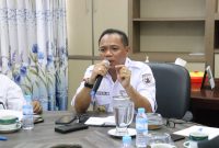 Kadis PMD Tanbu Samsir Saat Pimpin Evaluasi Program 1 Desa 1 Masjid di Tanah Bumbu