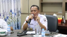 Kadis PMD Tanbu Samsir Saat Pimpin Evaluasi Program 1 Desa 1 Masjid di Tanah Bumbu