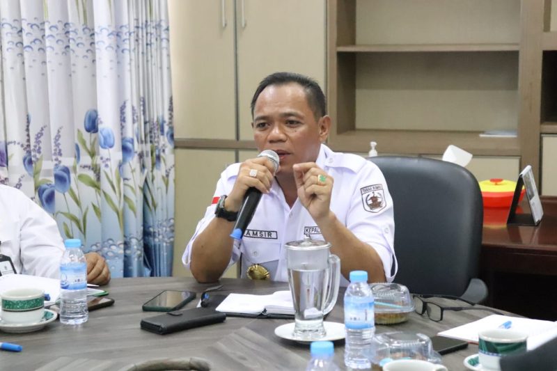 Kadis PMD Tanbu Samsir Saat Pimpin Evaluasi Program 1 Desa 1 Masjid di Tanah Bumbu