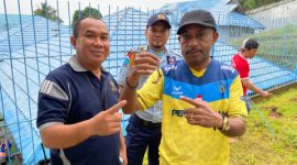 (Istimewa) Kalapas Kotabaru Yosef, memperlihatkan pelontar karet yang sudah dililit plaster berisi paket sabu