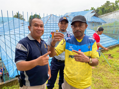 (Istimewa) Kalapas Kotabaru Yosef, memperlihatkan pelontar karet yang sudah dililit plaster berisi paket sabu