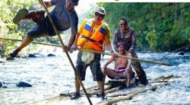 (Istimewa) Gubernur Kalsel H Sahbirin Noor (Pake Pelampung) Saat Naiki Bambu Rafting di Loksado, HSS