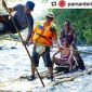 (Istimewa) Gubernur Kalsel H Sahbirin Noor (Pake Pelampung) Saat Naiki Bambu Rafting di Loksado, HSS
