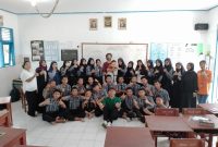 (Istimewa) Pelajar di Angsana Saat Foto Bersama Dengan Pengajar Bahasa Inggris dari Amerika