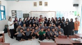 (Istimewa) Pelajar di Angsana Saat Foto Bersama Dengan Pengajar Bahasa Inggris dari Amerika
