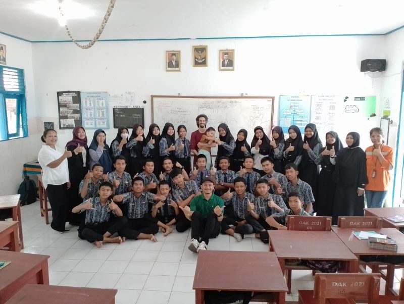 (Istimewa) Pelajar di Angsana Saat Foto Bersama Dengan Pengajar Bahasa Inggris dari Amerika