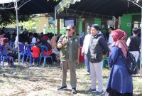 Kepala Dinas PMD Tanbu, Samsir didampingi Sekcam Sungai Loban Memantau Pilkades di Kecamatan Sungai Loban Tanah Bumbu