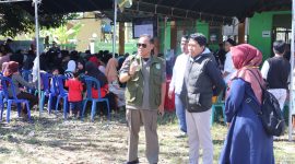 Kepala Dinas PMD Tanbu, Samsir didampingi Sekcam Sungai Loban Memantau Pilkades di Kecamatan Sungai Loban Tanah Bumbu