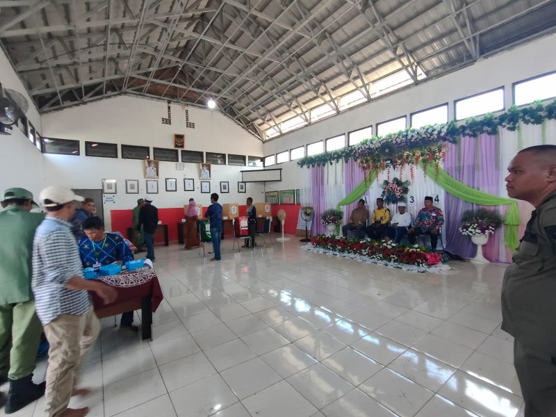 (Istimewa) Calon Kades di Pilkades Serentak Tanbu Desa Manuntung Yang Pasang Dekorasi Tempat Duduk Para Calon Kades