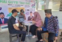 Pedagang Pasar Pagatan Kecamatan Kusan Hilir Kabupaten Tanah Bumbu Mendapatkan Sosialisasi Sertifikat Halal dan Diajari Tata Cara Pendaftaran Produk Agar Dapat Sertifikat Halal