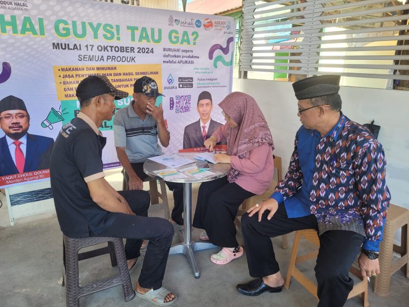 Pedagang Pasar Pagatan Kecamatan Kusan Hilir Kabupaten Tanah Bumbu Mendapatkan Sosialisasi Sertifikat Halal dan Diajari Tata Cara Pendaftaran Produk Agar Dapat Sertifikat Halal