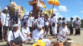 Kegiatan Melasti di Pantai Madani Sungai Loban Tanah Bumbu, Kalsel, Minggu (19/3/2023) 