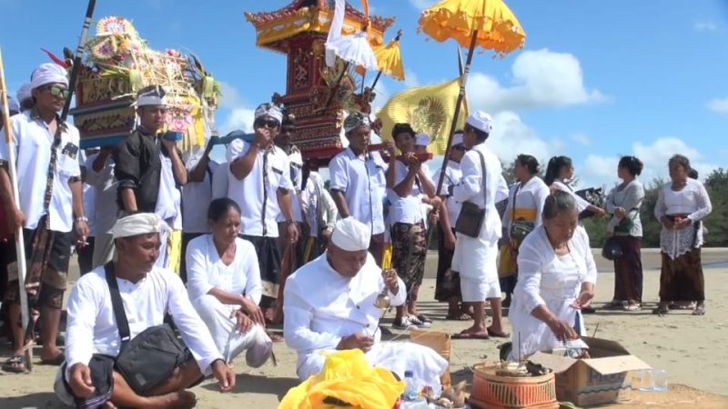 Kegiatan Melasti di Pantai Madani Sungai Loban Tanah Bumbu, Kalsel, Minggu (19/3/2023) 