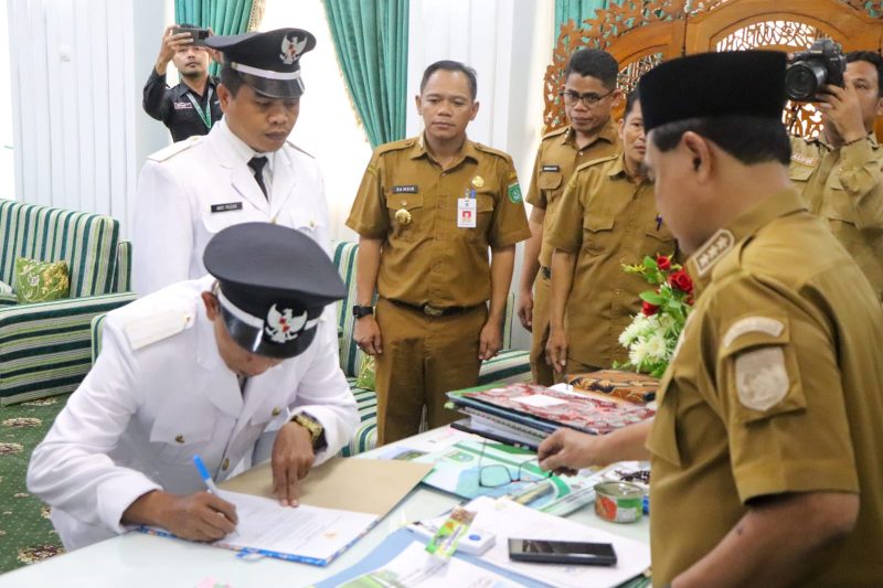(Istimewa) Dua Kepala Desa Dilantik Bupati Tanah Bumbu dr HM Zairullah Azhar di ruangannya, Selasa (28/3/2023) 