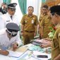 (Istimewa) Dua Kepala Desa Dilantik Bupati Tanah Bumbu dr HM Zairullah Azhar di ruangannya, Selasa (28/3/2023) 