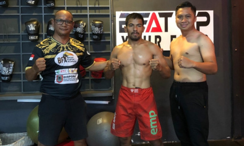(Istimewa) Agus Setia Budi si Dalas Hangit (Tengah) akan mencoba merebut sabuk Juara Nasional One Pride MMA kelas flyweight (56,7kg)