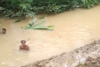 (Tangkapan Layar) Warga Lakukan Pencarian Bocah Tenggelam di Mantewe Tanah Bumbu