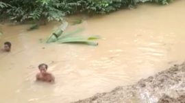 (Tangkapan Layar) Warga Lakukan Pencarian Bocah Tenggelam di Mantewe Tanah Bumbu