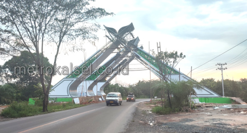 Beginilah Tampilan Pintu Gerbang Tanah Bumbu yang ada di area perbatasan Kecamatan Satui dengan Kintap Kabupaten Tanah Laut