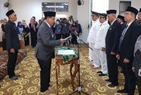 Bupati Tanah Bumbu dr HM Zairullah Azhar Saat Lantik Pejabatnya di Aula Bersujud I, Kamis (6/4/2023) 