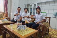 Kepala Desa Dwi Marga Utama (Kanan) dan Kerta Buana (kiri) Kecamatan Sungai Loban, Tanah Bumbu bertemu dengan Ketua Rumah Inspirasi Kreatif, Anwar Ali Wahab (tengah), Rabu (26/4/2023) siang