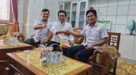 Kepala Desa Dwi Marga Utama (Kanan) dan Kerta Buana (kiri) Kecamatan Sungai Loban, Tanah Bumbu bertemu dengan Ketua Rumah Inspirasi Kreatif, Anwar Ali Wahab (tengah), Rabu (26/4/2023) siang