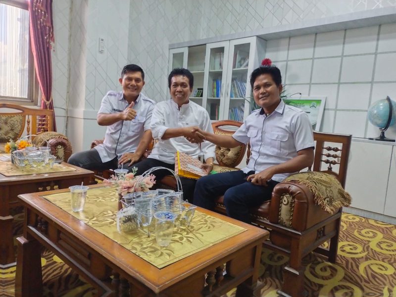 Kepala Desa Dwi Marga Utama (Kanan) dan Kerta Buana (kiri) Kecamatan Sungai Loban, Tanah Bumbu bertemu dengan Ketua Rumah Inspirasi Kreatif, Anwar Ali Wahab (tengah), Rabu (26/4/2023) siang