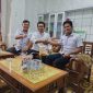 Kepala Desa Dwi Marga Utama (Kanan) dan Kerta Buana (kiri) Kecamatan Sungai Loban, Tanah Bumbu bertemu dengan Ketua Rumah Inspirasi Kreatif, Anwar Ali Wahab (tengah), Rabu (26/4/2023) siang
