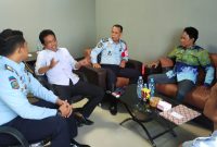 (Foto : Istimewa) Ketua RIK, Anwar Ali Wahab dan Kepala BLK Tanah Bumbu  Riza Ahyari Saat Bertandang ke Lapas Batulicin
