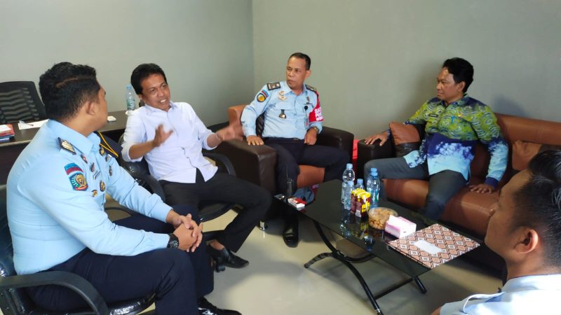 (Foto : Istimewa) Ketua RIK, Anwar Ali Wahab dan Kepala BLK Tanah Bumbu  Riza Ahyari Saat Bertandang ke Lapas Batulicin