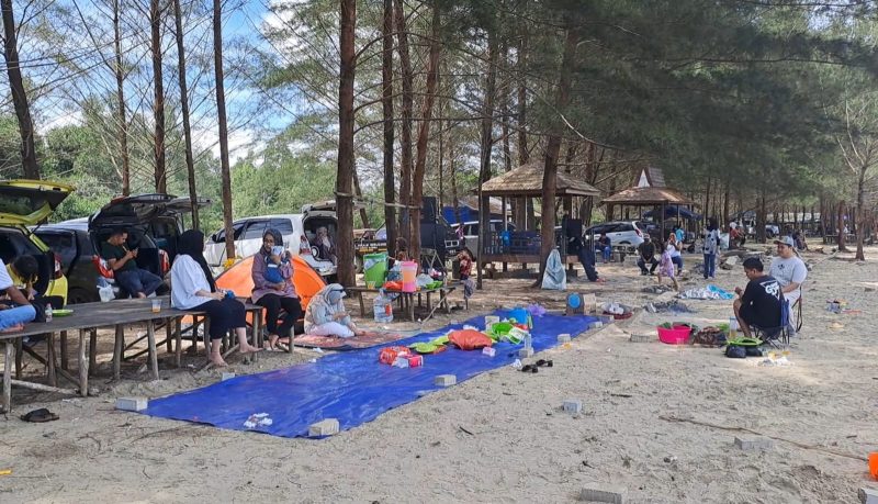 Liburan - Suasana Libur Lebaran di Pantai Sungai Loban Indah Kecamatan Sungai Loban Kabupaten Tanah Bumbu