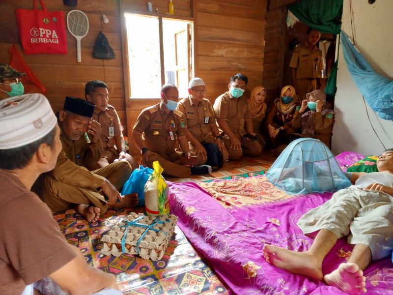 JEMPUT BOLA - Kepala Dinas Kesehatan Kabupaten Tanah Bumbu H Setia Budi, Saat Kunjungi warga Yang Kena Tumor di Desa Kuranji