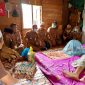JEMPUT BOLA - Kepala Dinas Kesehatan Kabupaten Tanah Bumbu H Setia Budi, Saat Kunjungi warga Yang Kena Tumor di Desa Kuranji