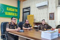 PEMAPARAN - Kepala Kejaksaan Negeri Tanah Bumbu I Wayan Wiradarma (kiri), Paparkan Hasil Kinerja Timnya ke Tim Penilaian WBK WBBM