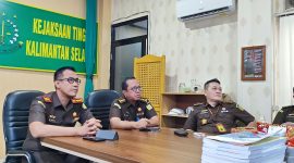 PEMAPARAN - Kepala Kejaksaan Negeri Tanah Bumbu I Wayan Wiradarma (kiri), Paparkan Hasil Kinerja Timnya ke Tim Penilaian WBK WBBM