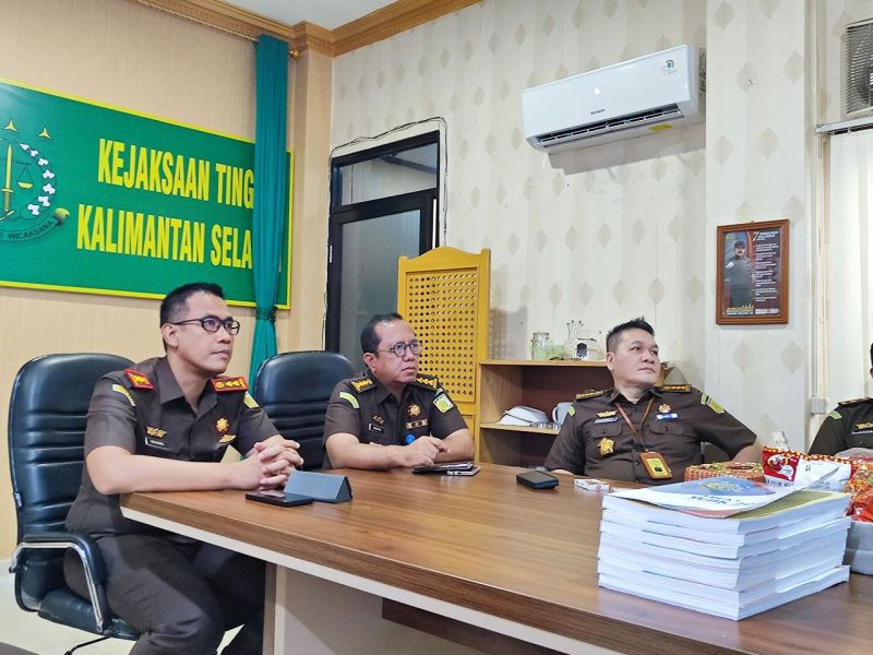 PEMAPARAN - Kepala Kejaksaan Negeri Tanah Bumbu I Wayan Wiradarma (kiri), Paparkan Hasil Kinerja Timnya ke Tim Penilaian WBK WBBM