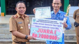 Reward - Pemberian Reward Pemenang Lomba Inovasi Tehnologi Tepat Guna oleh Kepala Dinas Pemberdayaan Masyarakat dan Desa Kabupaten Tanah Bumbu, Samsir mewakili  Bupati Zairullah Azhar kepada Pemenang