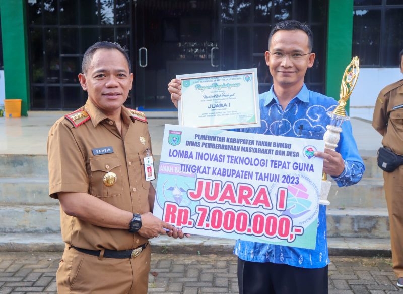 Reward - Pemberian Reward Pemenang Lomba Inovasi Tehnologi Tepat Guna oleh Kepala Dinas Pemberdayaan Masyarakat dan Desa Kabupaten Tanah Bumbu, Samsir mewakili  Bupati Zairullah Azhar kepada Pemenang