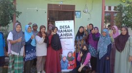 Desa Ramah Lansia - Para Lansia di Desa Sumber Baru Saat Sedang Foto Bersama Usai Peluncuran Program Desa Ramah Lansia Oleh PT BIB