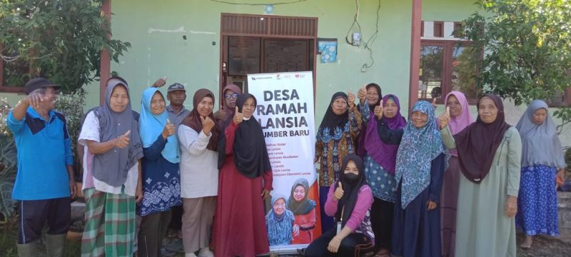 Desa Ramah Lansia - Para Lansia di Desa Sumber Baru Saat Sedang Foto Bersama Usai Peluncuran Program Desa Ramah Lansia Oleh PT BIB