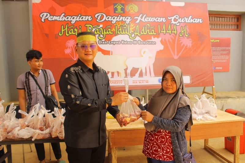 Kalapas Batulicin Bambang Hari Widodo Bagikan Daging Qurban Kepada Masyarakat Sekitar