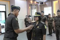 Kepala Kejaksaan Negeri Kabupaten Tanah Bumbu I Wayan Wiradarma Saat Lantik Kasi Datun, Ribut Suprihatin