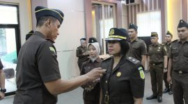 Kepala Kejaksaan Negeri Kabupaten Tanah Bumbu I Wayan Wiradarma Saat Lantik Kasi Datun, Ribut Suprihatin