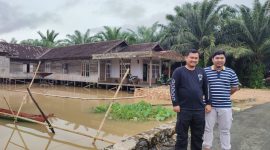 Dua Milenial Kusan Hulu Saat Melihat Program Peninggian Tiang Rumah Warga Atasi Banjir Yang Diinisiasi Bupati Tanah Bumbu dr HM Zairullah Azhar