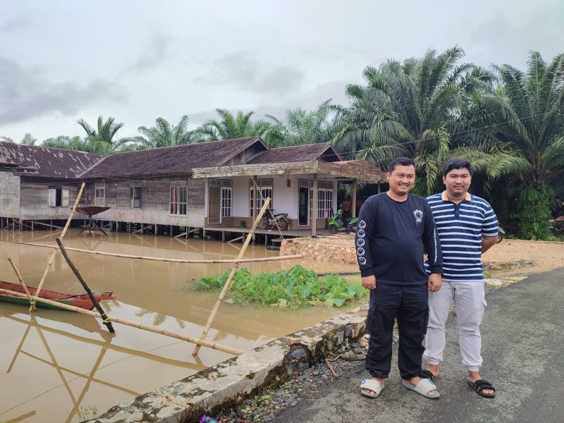 Dua Milenial Kusan Hulu Saat Melihat Program Peninggian Tiang Rumah Warga Atasi Banjir Yang Diinisiasi Bupati Tanah Bumbu dr HM Zairullah Azhar