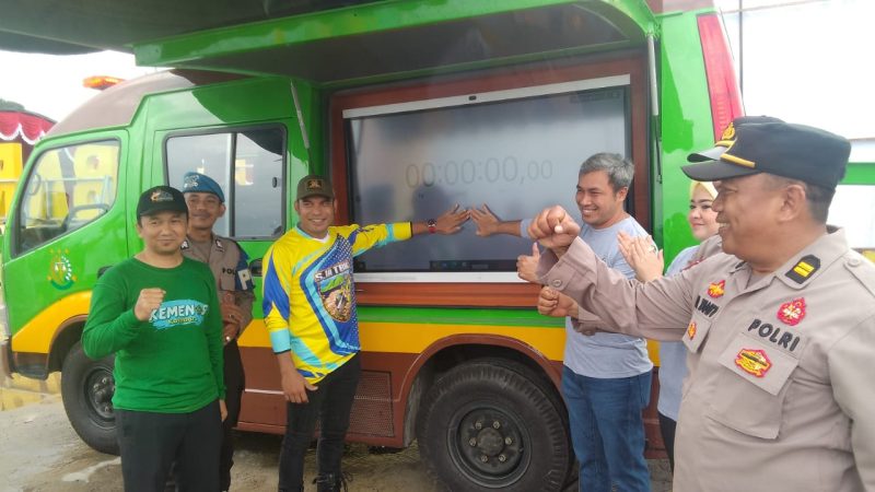 Kejari Kotabaru bersama ketua DPRD Kotabaru menekan tombol bahwa lomba memancing ikan dimulai disaat pembukaan