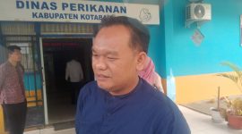 Anggota DPRD Kotabaru Awwaludin Saat Melihat Mahasiswa KKN asal Fakultas Perikanan dan Keluatan ULM Banjarmasin